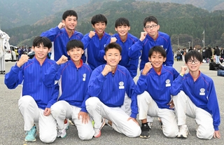 県大会を制覇し、全国大会へ初出場する男子・山陽のメンバー＝豊岡市日高町（撮影・大田将之）