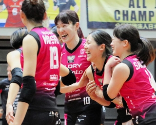 姫路-デンソー　初のベスト４進出を決めて満面の笑顔を見せる姫路の選手たち＝Ａｓｕｅアリーナ大阪