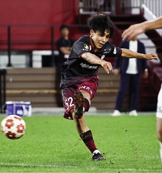 ２０２６年シーズンからのトップチーム昇格が発表された神戸Ｕ-18の浜崎健斗。９月２５日の鹿島戦、１７歳３カ月で公式戦初出場を果たし、クラブ最年少記録を塗り替えた＝ノエビアスタジアム神戸