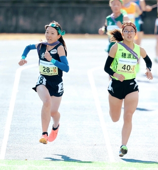 女子・青雲の５区梶原宙珠（左）がラストスパートで隣の選手と競り合う（撮影・笠原次郎）