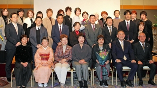 記念写真に納まる出席者たち＝シーサイドホテル舞子ビラ神戸