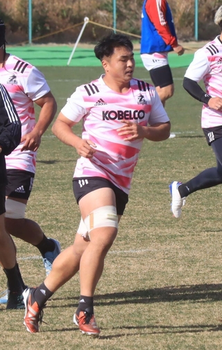 開幕戦で初出場初先発を飾る神戸のフランカー福西＝神戸市東灘区のチームグラウンド