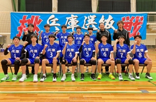 男子の兵庫選抜メンバーと指導陣（県中体連バレーボール競技部提供）