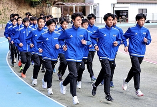 全国高校駅伝を前に、最終調整に入る須磨学園陸上部男子のメンバー＝神戸市須磨区板宿町３、須磨学園（撮影・長嶺麻子）