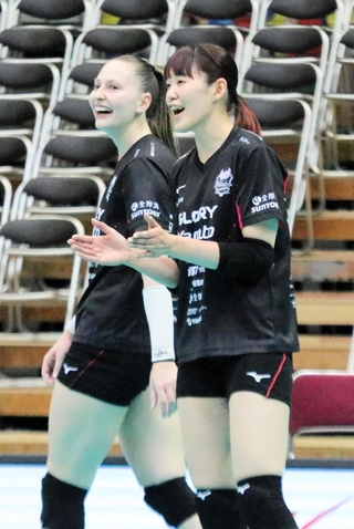 21日の決勝を前に笑顔でチームを盛り上げる姫路の井上（右）＝Ａｓｕｅアリーナ大阪