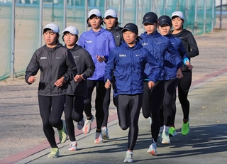 都大路に向けて調整に励む女子・須磨学園の選手たち＝神戸市須磨区の同校（撮影・小林良多）