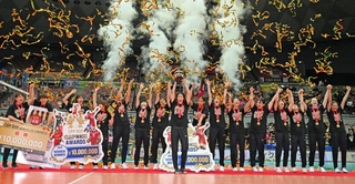 初優勝を果たし、喜ぶヴィクトリーナ姫路の選手ら＝２１日午後、大阪市港区、Ａｓｕｅアリーナ大阪（撮影・斎藤雅志）