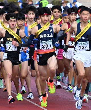 勢いよくスタートを切る西脇工の新妻遼己（２８）＝２２日午後、京都市のたけびしスタジアム京都（撮影・斎藤雅志）