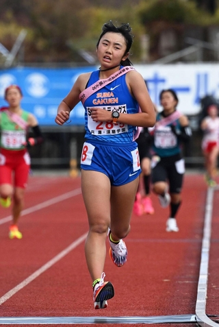 ２３位でフィニッシュする女子・須磨学園のアンカー西村美羽菜（撮影・斎藤雅志）