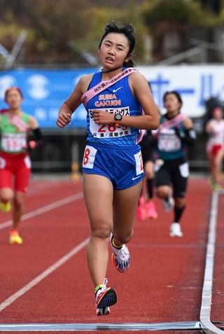 ２３位でフィニッシュする女子・須磨学園のアンカー西村美羽菜（撮影・斎藤雅志）