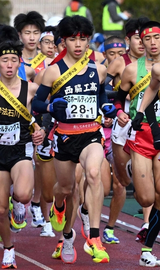 男子１区を１０位で発進した西脇工の新妻遼己（中央）＝撮影・斎藤雅志