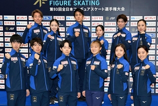 ポーズを決める（前列左から）壷井達也、佐藤駿、鍵山優真、坂本花織、千葉百音、樋口新葉（後列左から）森口澄士、長岡柚奈、木原龍一、三浦璃来、森田真沙也、吉田唄菜＝大阪府門真市（撮影・北村雅宏）