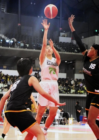 女子１回戦・三田松聖-島原中央　第３クオーター、冷静に得点を重ねる三田松聖の木下（79）