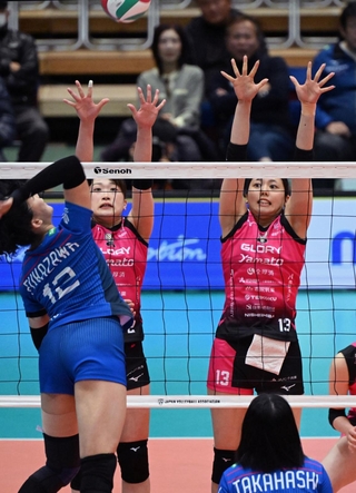 バレーボール全日本選手権の決勝でプレーする姫路の伊藤麻緒（右）＝２１日、Ａｓｕｅアリーナ大阪