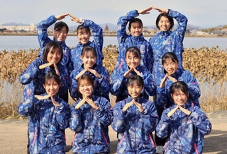 全日本大学女子選抜駅伝に初出場する兵庫大のメンバー。背後の寺田池のほとりで練習を重ねてきた＝加古川市