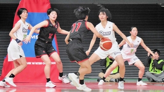 女子３回戦・三田松聖－岐阜女　第２クオーター、ゴール下で守る三田松聖の白箸（左端）、渡部（右から２人目）、東（右端）の３年生トリオ