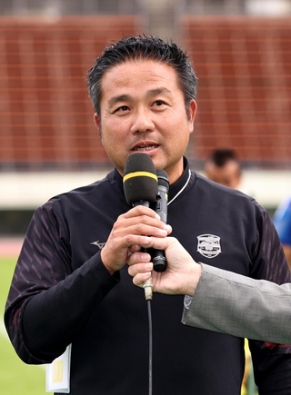 県高校サッカーで滝川第二を３年ぶりの優勝に導いた小森康宏監督＝神戸市須磨区緑台、ユニバー記念競技場（撮影・長嶺麻子）