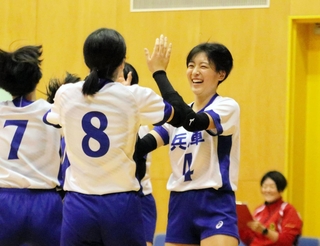 女子予選リーグ・兵庫-群馬　兵庫の攻撃を指揮したセッター佐原（４）＝エディオンアリーナ大阪　