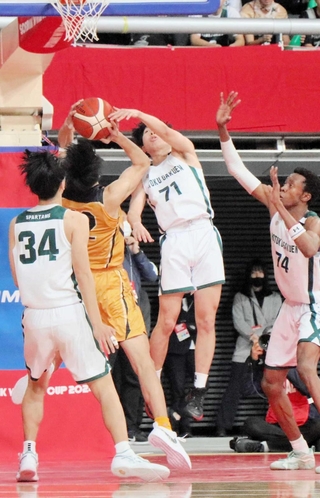 男子３回戦・報徳－八王子学園八王子　第４クオーター、相手のシュートを止めに入る報徳の北村（７１）とクリントン（右端）ら