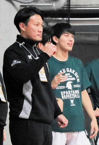 バスケットボールの全国高校選手権に親子で出場した男子・報徳の田中敬監督（左）と長男恭太