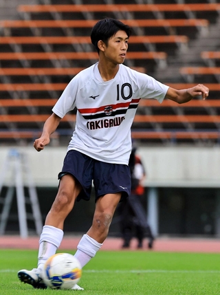 背中でチームを引っ張る滝川第二の三宅主将＝１１月１０日、ユニバー記念競技場