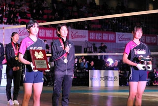 刈谷戦前、全日本選手権（皇后杯）の獲得を報告する姫路の柴田主将（中央）＝姫路市ヴィクトリーナ・ウインク体育館