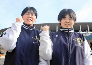 バスケットボールの全国高校選手権にそろって出場した女子・三田松聖の花房凜都（右）、結菜姉妹＝東京都渋谷区