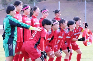 東海大福岡-日ノ本　試合前の集合写真で笑顔を見せる日ノ本イレブン＝三木市、みきぼうパークひょうご第２球技場
