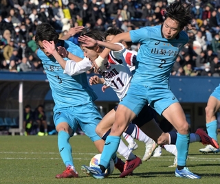 山梨学院-滝川第二　後半、滝川第二の松元（１１）がペナルティエリアに切り込み、ＰＫを得て決勝点を呼び込む（撮影・大田将之）