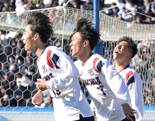 山梨学院-滝川第二　前半、滝川第二の治部（左）が先制ゴールを決める（撮影・大田将之）