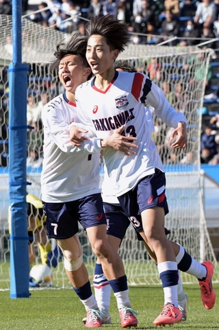 山梨学院-滝川第二　前半、滝川第二の治部（右）が先制ゴールを決める（撮影・大田将之）