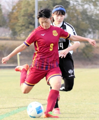 北海道文教大付-神戸弘陵　後半、シュート体勢に入る神戸弘陵のＦＷ鈴木＝三木市、三木総合防災公園第２球技場
