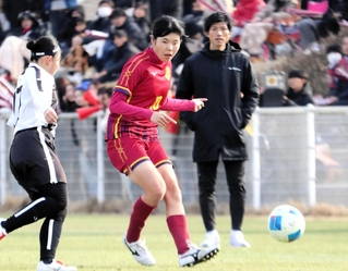 北海道文教大付-神戸弘陵　前半、前方にパスを出す神戸弘陵のＭＦ山田＝三木市、三木総合防災公園第２球技場