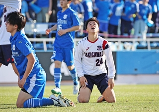 東北学院-滝川第二　前半、先制点のチャンスを逸し、天を仰ぐ滝川第二の空久保＝横浜市のニッパツ三ツ沢球技場（撮影・長嶺麻子）