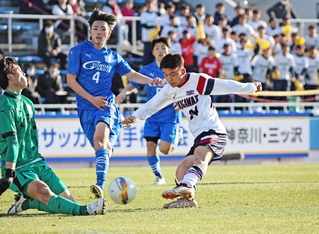 東北学院-滝川第二　前半、シュートを放つ滝川第二の空久保＝横浜市のニッパツ三ツ沢球技場（撮影・長嶺麻子）