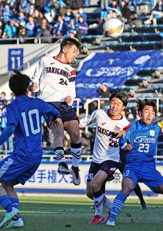 東北学院-滝川第二　後半、滝川第二の空久保（左から２人目）が頭でゴールを狙ったが得点ならず（撮影・長嶺麻子）