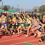 スタートする女子１区の選手たち＝京都府宇治市、山城総合運動公園陸上競技場