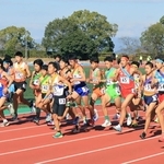 スタートする男子１区の選手たち＝京都府宇治市、山城総合運動公園陸上競技場