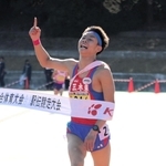 男子・三木東　先頭でフィニッシュするアンカー在里悠希＝京都府太陽が丘陸上競技場