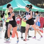 女子・青雲　３区中山志麻との中継から駆け出す４区小田島優芽＝京都府太陽が丘陸上競技場