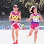 女子・荒井　４区小笠原日咲からたすきを受けて駆け出すアンカー大西結里愛（左）＝京都府宇治市、太陽が丘陸上競技場