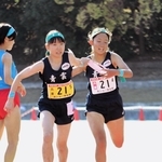 女子・青雲　４区小田島優芽からたすきを受けるアンカー梶原宙珠＝京都府太陽が丘陸上競技場