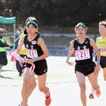 女子・青雲　２区富田結衣から受けたたすきを手に走り出す３区中山志麻