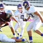 追手門学院-啓明　第３クオーター、ボールを持った追手門学院の選手を囲む啓明の選手たち（撮影・斎藤雅志）