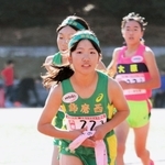 女子・飾磨西　３区を走り出す西川日菜＝京都府太陽が丘陸上競技場