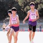 男子・宝殿　２区草賀斗真から３区森元桜介へのリレー＝京都府太陽が丘陸上競技場