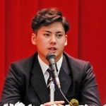 母校の神港橘高で生徒たちを前に講演する金丸夢斗投手＝神戸市兵庫区