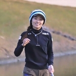 プレーオフを制して優勝を決め、喜ぶ安田祐香