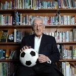 神戸賀川サッカー文庫で取材に応じた賀川浩さん＝２０２０年７月、神戸市中央区、神戸市立中央図書館