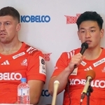 開幕に向けて意気込みを語る神戸の李承信（右）とブロディ・レタリック＝神戸市東灘区御影浜町